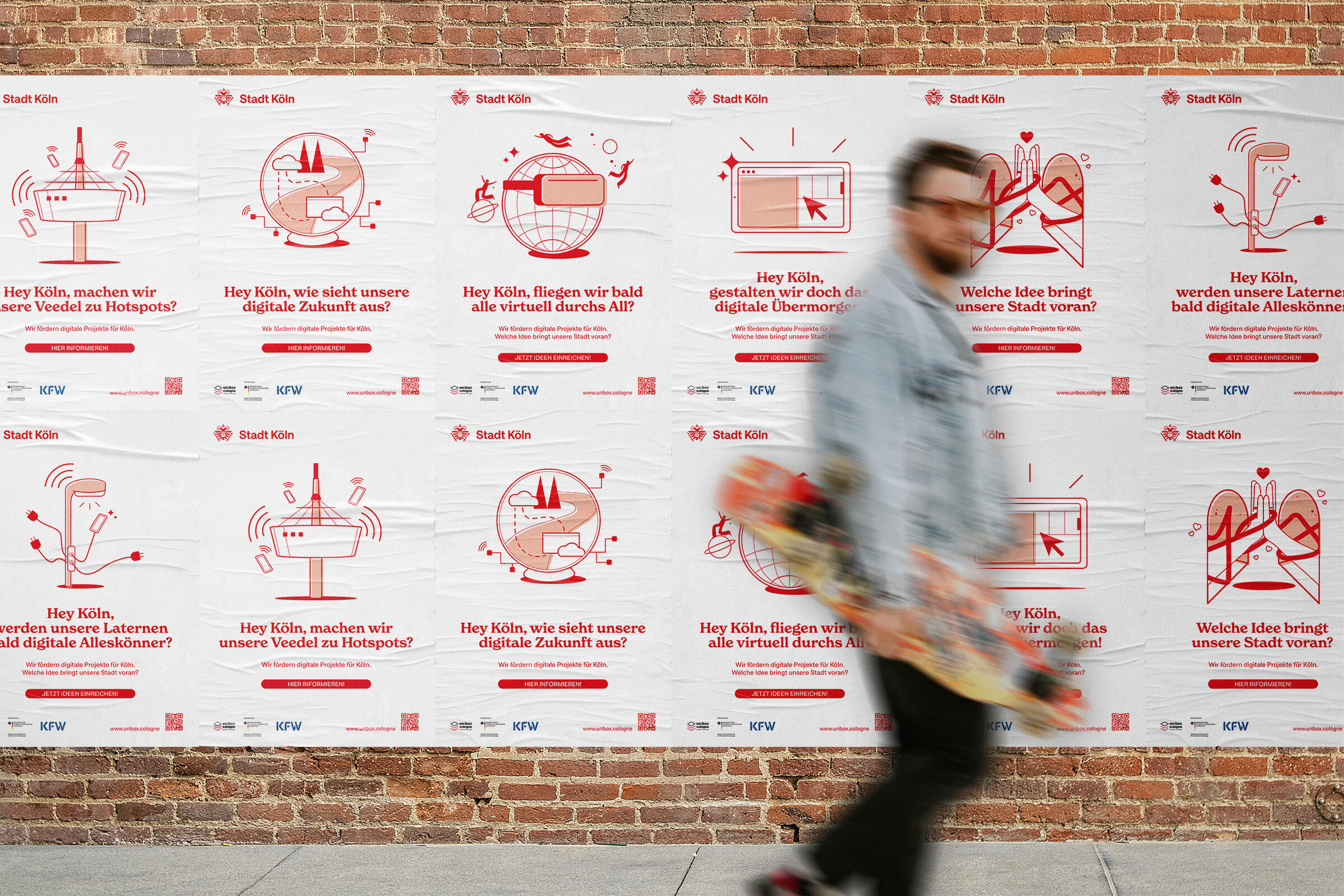 Mehrere Plakate der Stadt Köln mit roten Illustrationen und Fragen zur Digitalisierung sind an einer Backsteinwand angebracht. Im Vordergrund läuft eine Person mit Skateboard vorbei.