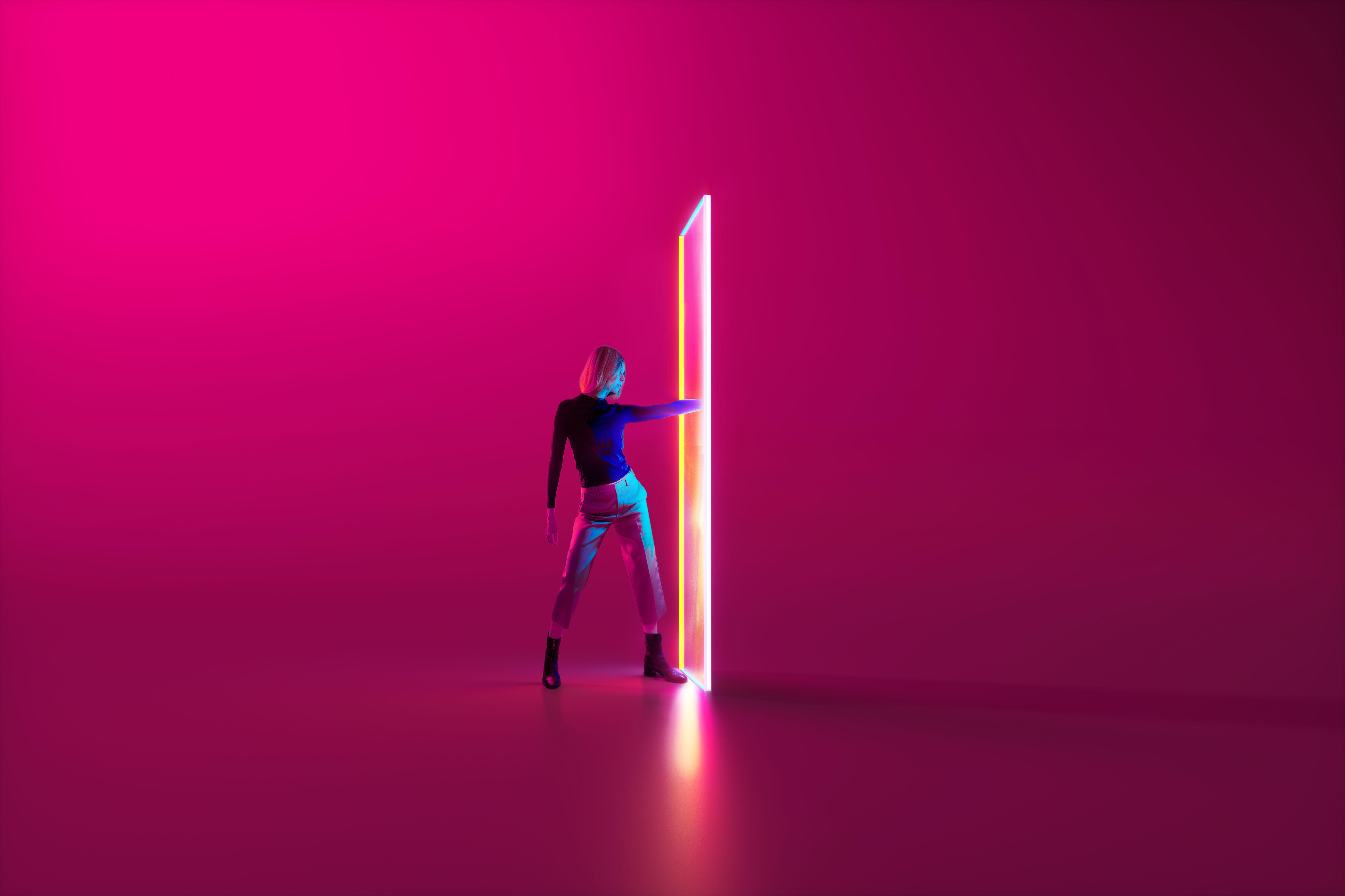 Person steht in einem leuchtend pinken Raum und öffnet eine Tür aus hellem Neonlicht. Die Szene wirkt futuristisch und minimalistisch.