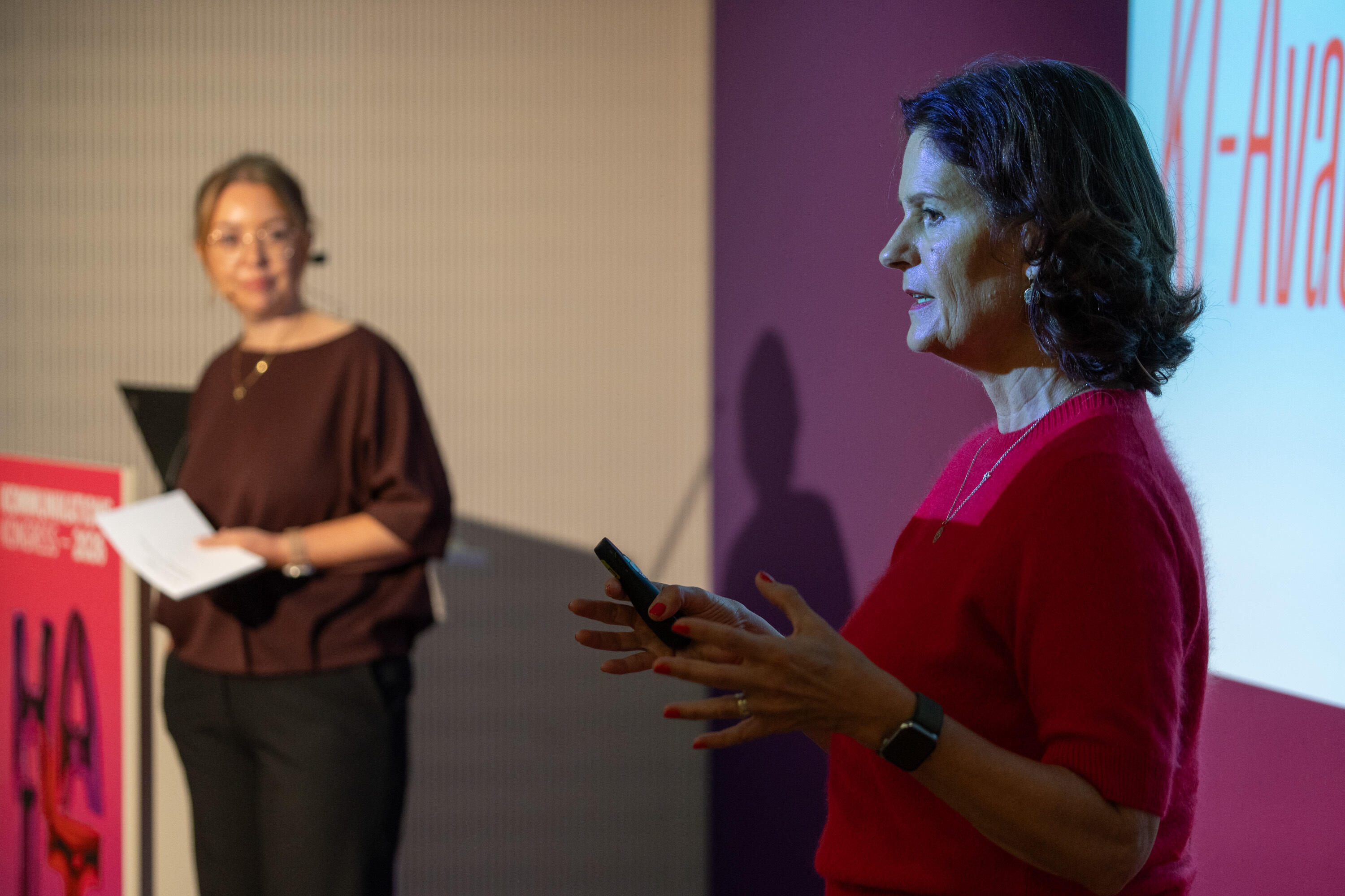 Für große Resonanz sorgte das Panel „Der CEO als KI-Avatar: Darf man das?“ mit unserer Geschäftsführerin Dr. Iris Heilmann und Hanna Philipps, Leiterin Media Relations und Social Media bei Henkel. Im Mittelpunkt stand ein gemeinsames Projekt: eine Videoreihe, in der Carsten Knobel als KI-Avatar auftritt.