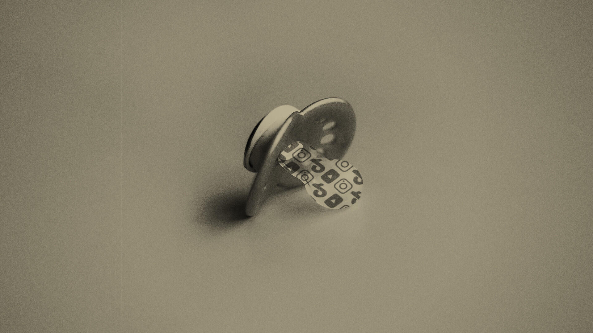 Ein einzelner Schnuller liegt auf hellem Untergrund. Die Saugerfläche ist mit verschiedenen Social-Media-Icons wie Instagram, Facebook