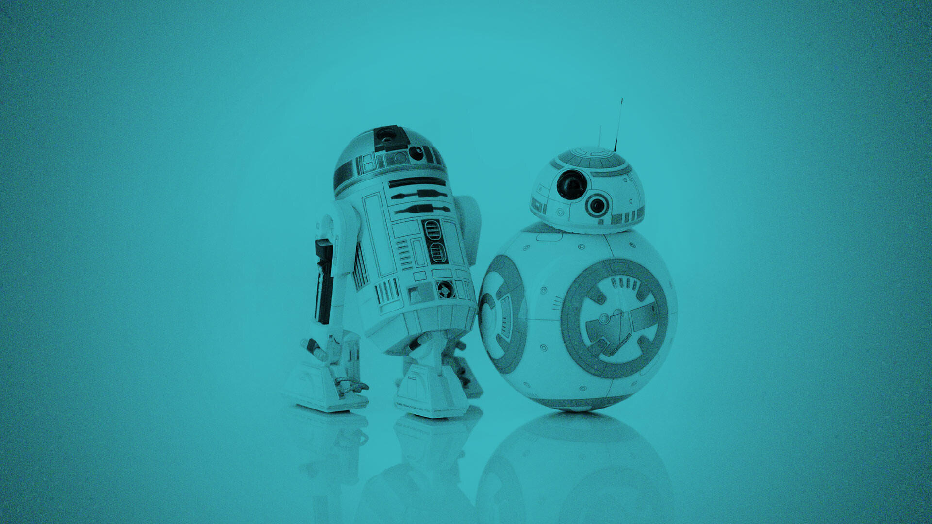 Zwei Star Wars-Roboter, R2-D2 und BB-8, stehen nebeneinander auf einer glänzenden Oberfläche vor einem türkisfarbenen Hintergrund.