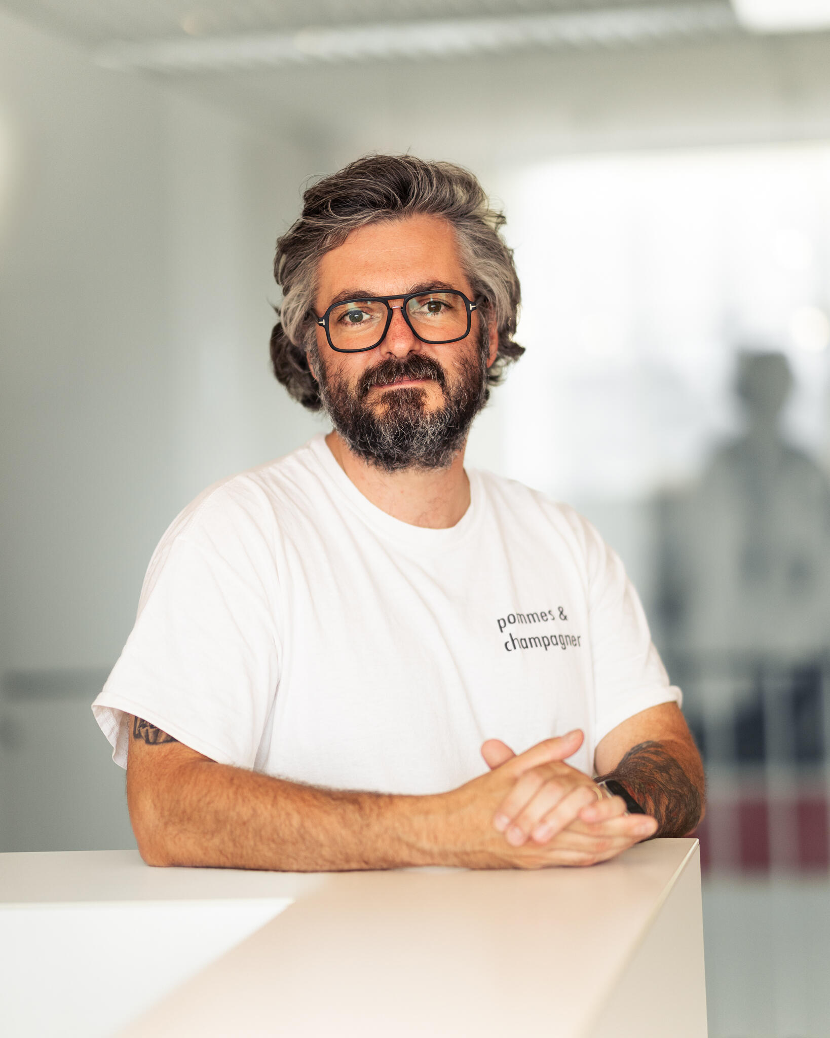 Portrait: Markus Neckar ist Chief AI Officer (CAIO) und Executive Creative Director bei der internationalen Kommunikationsagentur palmerhargreaves.